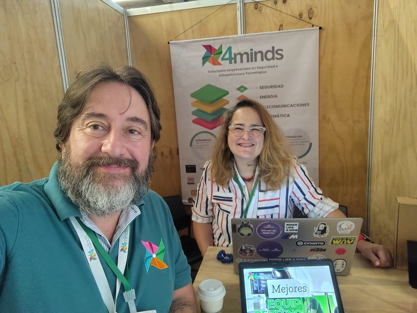 Los dos fundadores de 4Minds en el stand de la empresa durante una feria